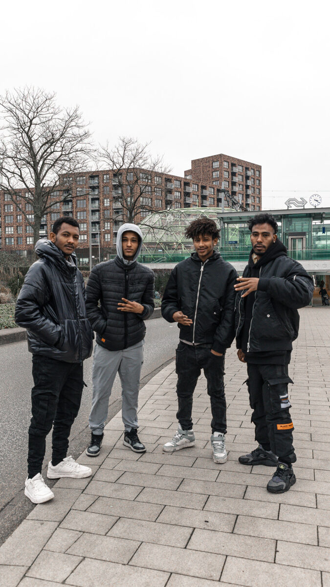 Jongeren poseren op het station in Alphen aan den Rijn