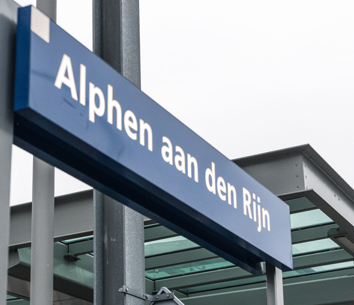 Bord Alpen aan den Rijn station