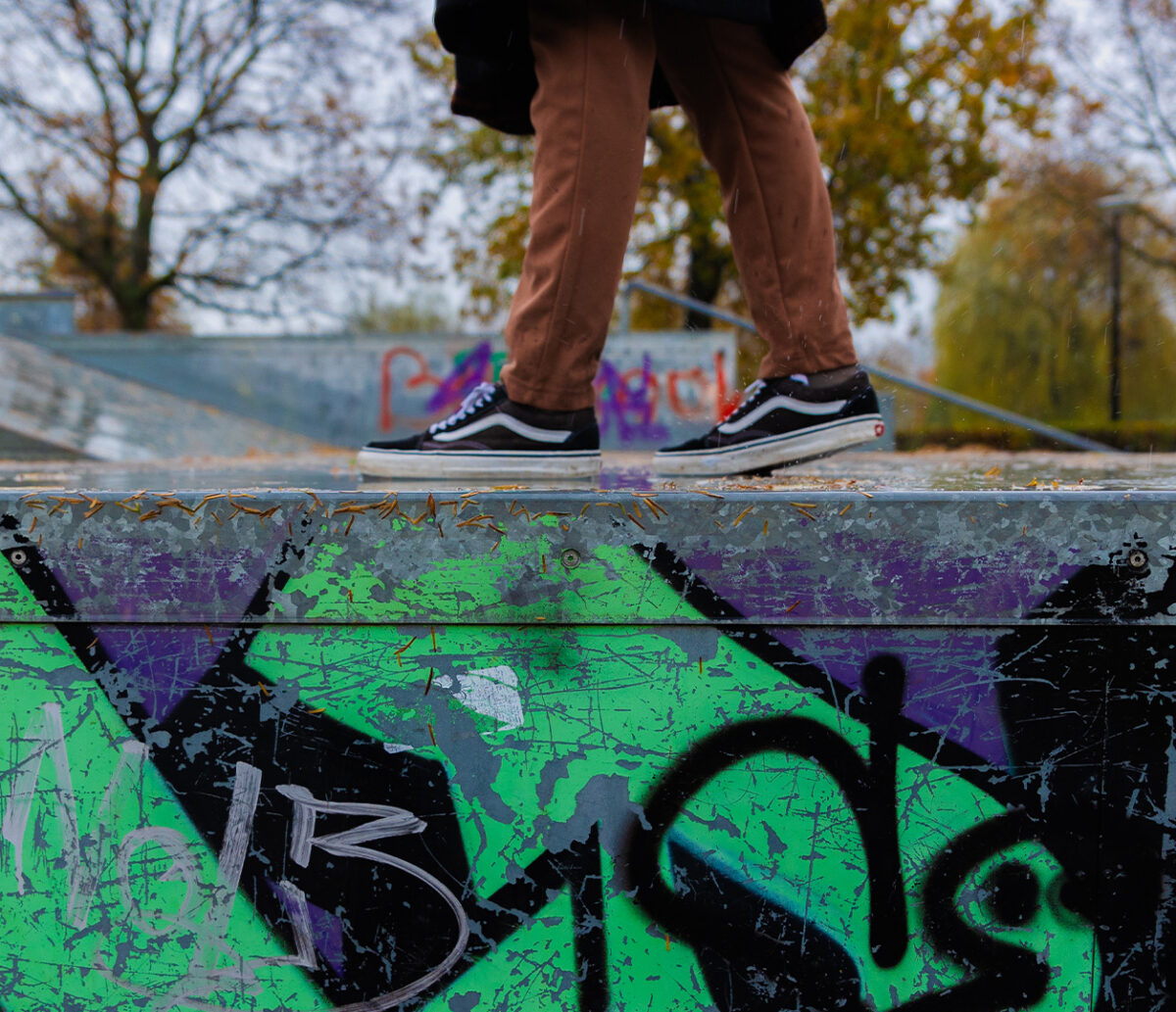 Jongere in skatepark met graffitimuur