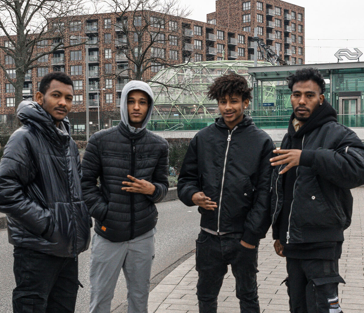 Jongeren poseren op het station in Alphen aan den Rijn