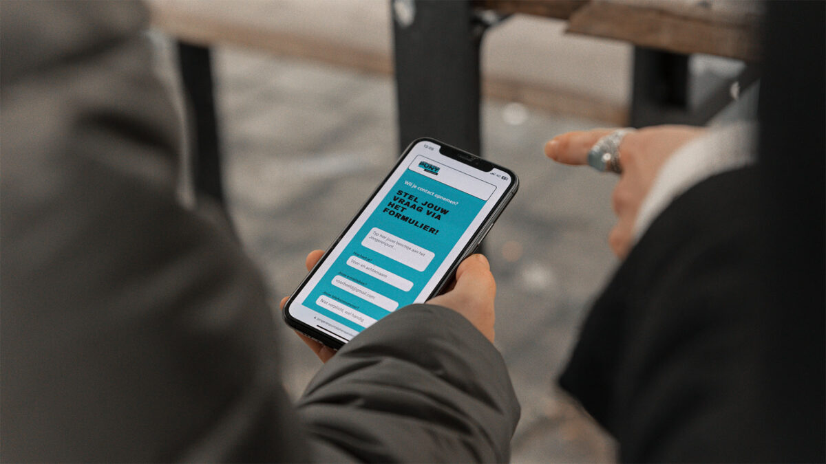 Jongeren wijzen naar contactformulier op smartphone