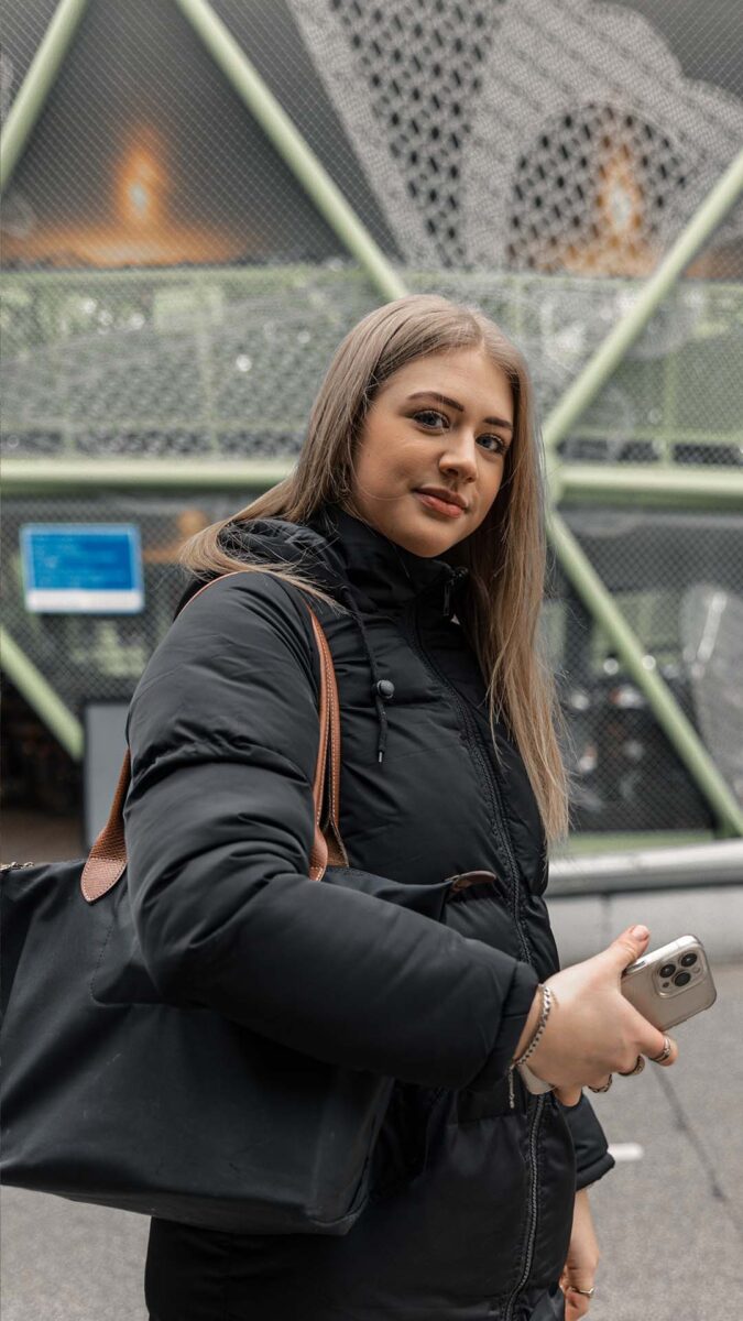 Student op het station Jongerenpunt Alphen aan den Rijn