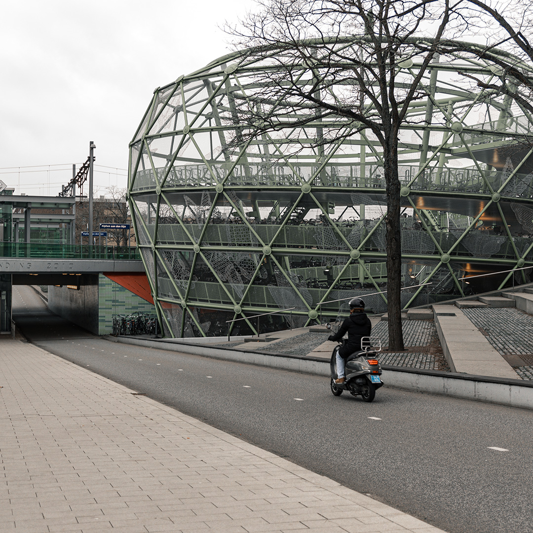 Station met scooter (vierkante foto)